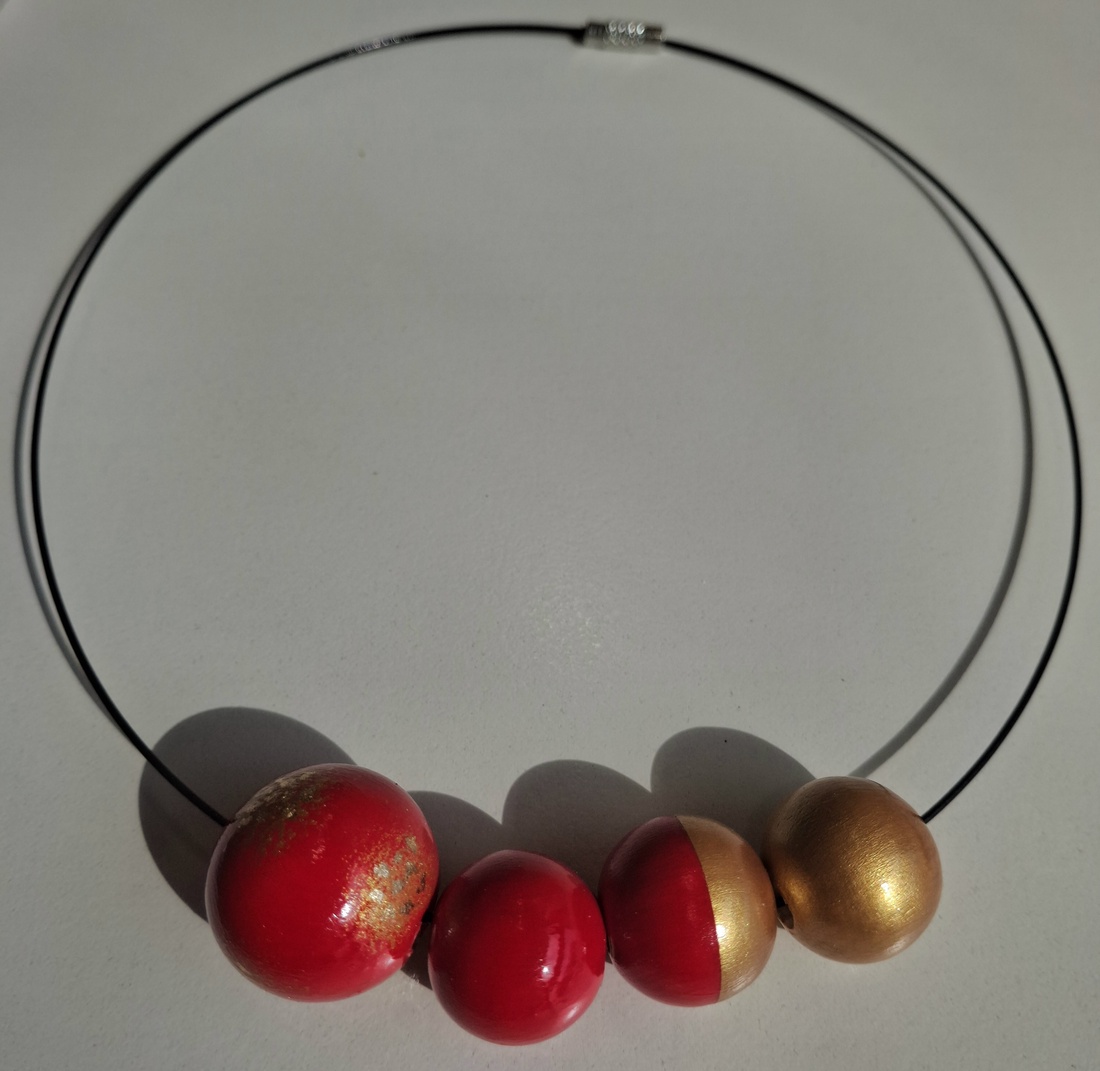 Colier handmade rosu cu auriu - bijuterii - coliere - coliere din mărgele - Artynos.ro