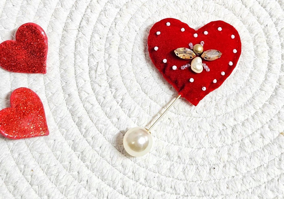 Brosa Inima Catifea  - bijuterii - broșe - Artynos.ro