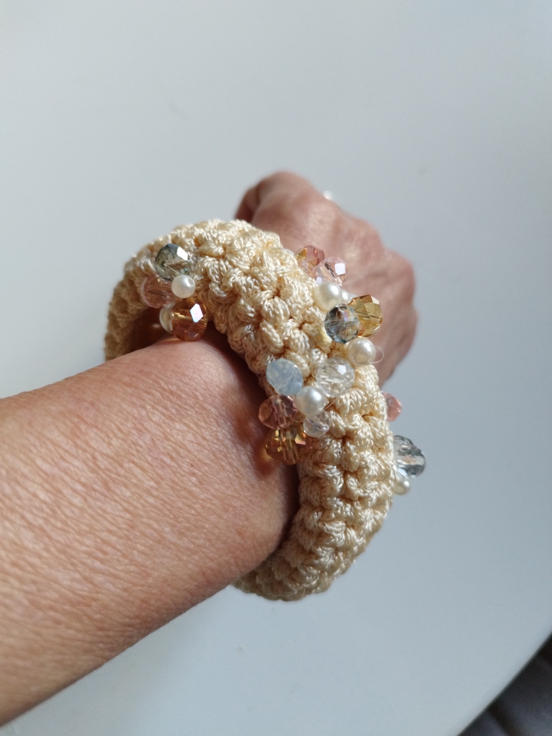 Brățară croșetată accesorizată cu cristale - - Artynos.ro Brățară croșetată accesorizată cu cristale - - Artynos.ro