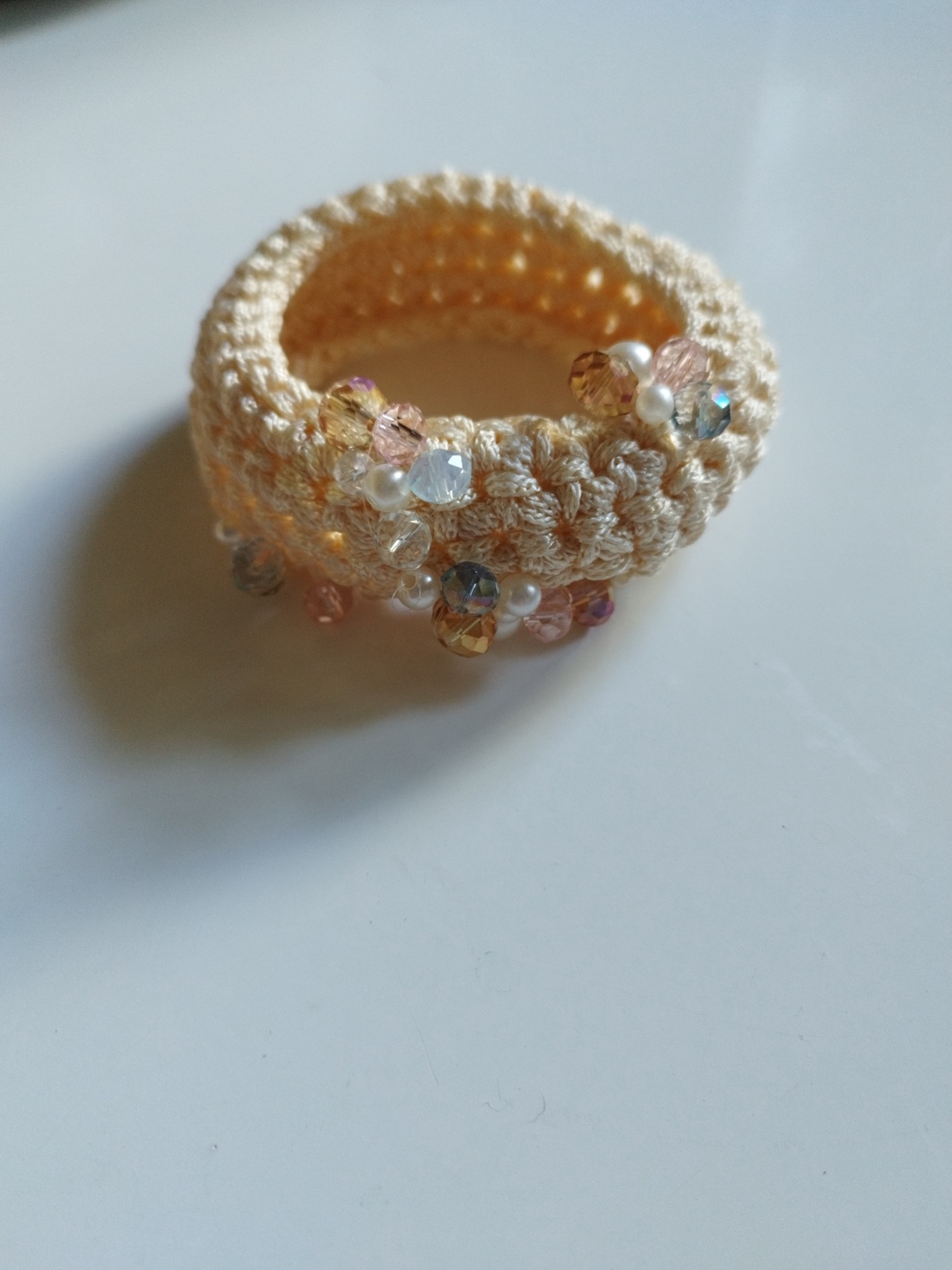 Brățară croșetată accesorizată cu cristale - - Artynos.ro Brățară croșetată accesorizată cu cristale - - Artynos.ro