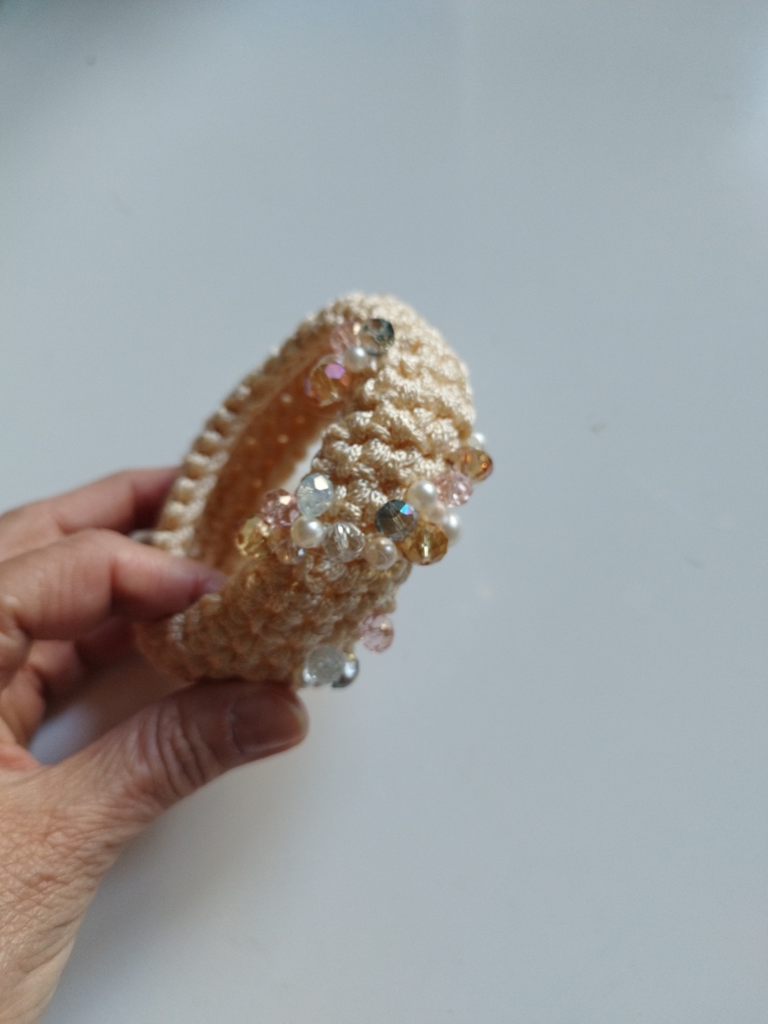 Brățară croșetată accesorizată cu cristale - - Artynos.ro Brățară croșetată accesorizată cu cristale - - Artynos.ro