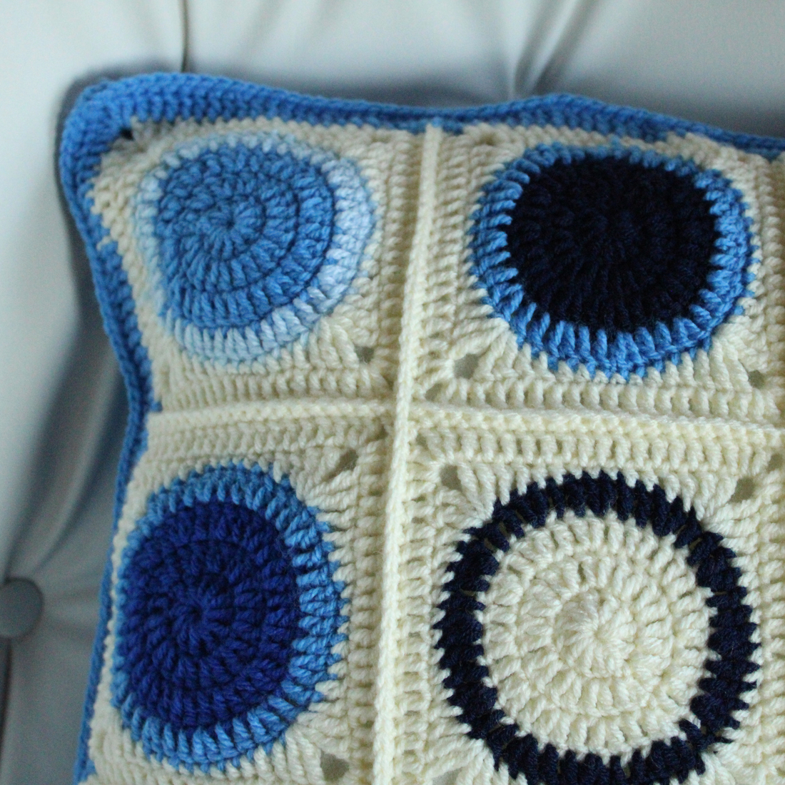 Fata de perna crosetata cu doua fete de 40x40cm.Una dintre fete este din granny squares, iar cealalta monocroma. - accesorii locuință - textile de casă - perne decorative, perne - Artynos.ro