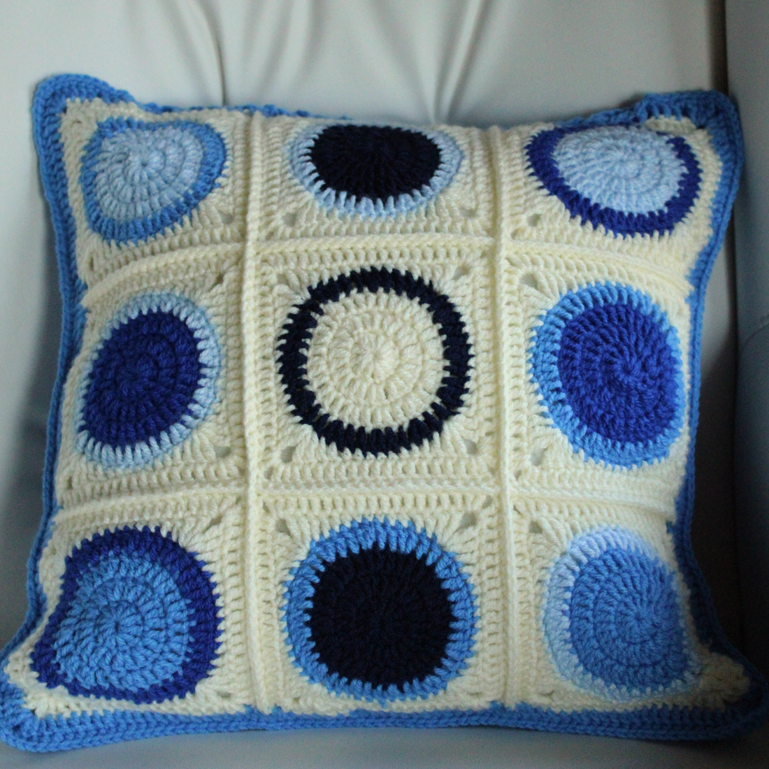 Fata de perna crosetata cu doua fete de 40x40cm.Una dintre fete este din granny squares, iar cealalta monocroma. - accesorii locuință - textile de casă - perne decorative, perne - Artynos.ro