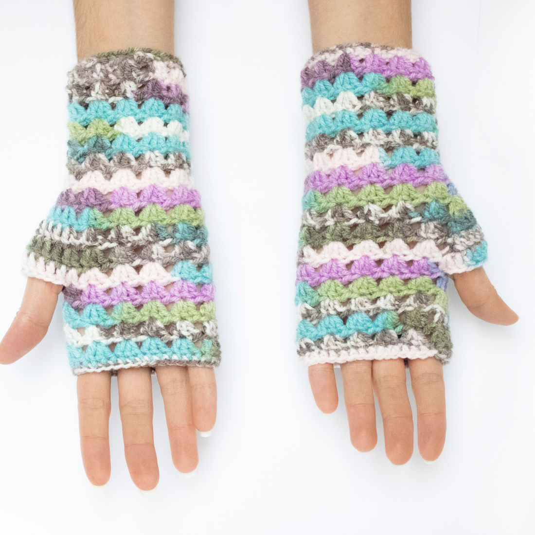 Manusi crosetate din fir multicolor - îmbrăcăminte și modă - eșarfe, pălării, fularuri - mănușă - Artynos.ro Manusi crosetate din fir multicolor - îmbrăcăminte și modă - eșarfe, pălării, fularuri - mănușă - Artynos.ro
