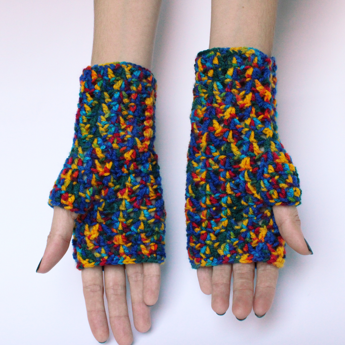 Manusi crosetate din fir multicolor - îmbrăcăminte și modă - eșarfe, pălării, fularuri - mănușă - Artynos.ro Manusi crosetate din fir multicolor - îmbrăcăminte și modă - eșarfe, pălării, fularuri - mănușă - Artynos.ro