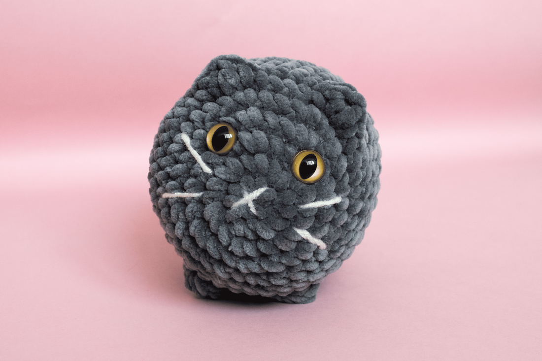 Jucarie din fir plusat - Pisica British shorthair medie crosetata - jucării și echipamente pentru copii - plușuri - figurine de pluș - Artynos.ro Jucarie din fir plusat - Pisica British shorthair medie crosetata - jucării și echipamente pentru copii - plușuri - figurine de pluș - Artynos.ro