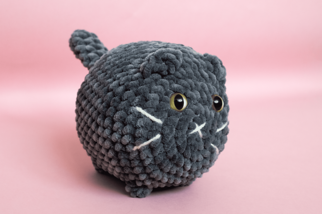 Jucarie din fir plusat - Pisica British shorthair medie crosetata - jucării și echipamente pentru copii - plușuri - figurine de pluș - Artynos.ro Jucarie din fir plusat - Pisica British shorthair medie crosetata - jucării și echipamente pentru copii - plușuri - figurine de pluș - Artynos.ro
