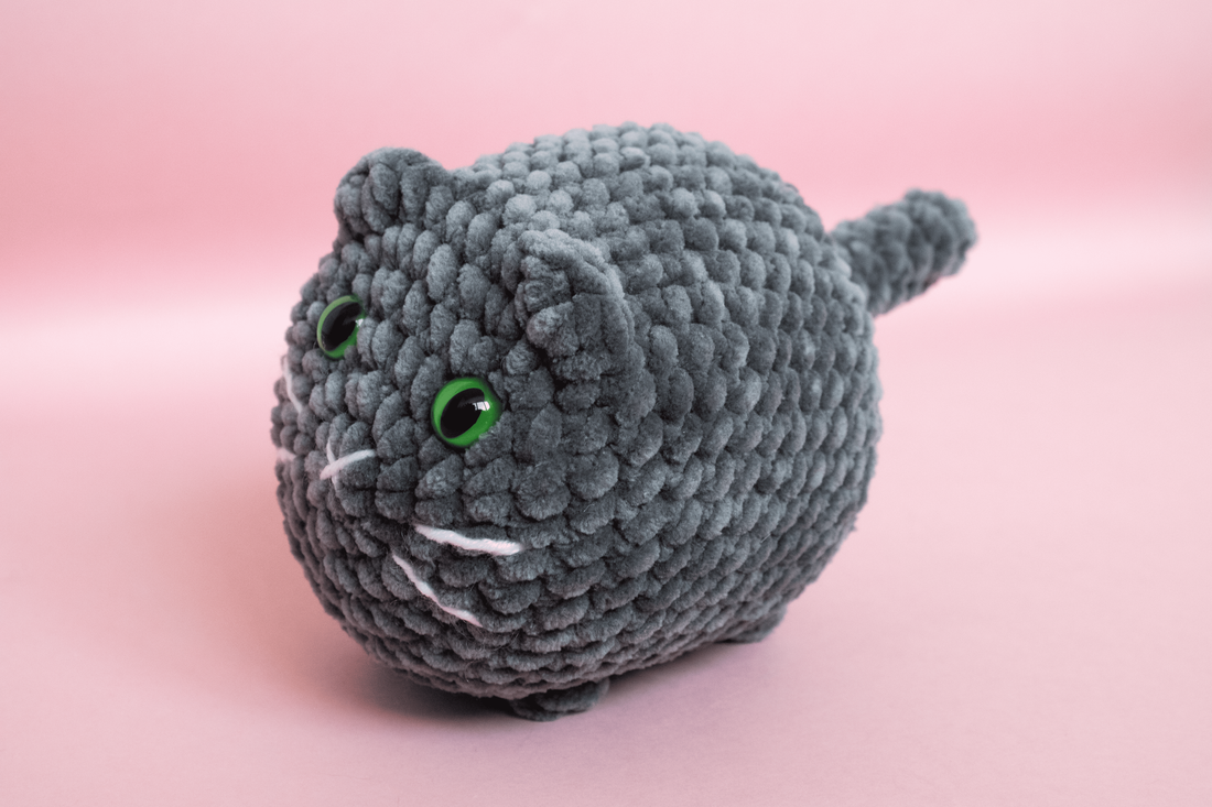 Jucarie din fir plusat - Pisica Russian blue medie crosetata - jucării și echipamente pentru copii - plușuri - figurine de pluș - Artynos.ro Jucarie din fir plusat - Pisica Russian blue medie crosetata - jucării și echipamente pentru copii - plușuri - figurine de pluș - Artynos.ro