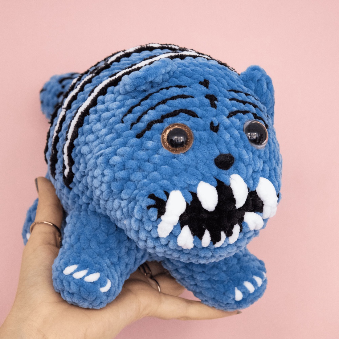 Derpy - Kpop Demon Hunters - Jucarie din fir plusat - jucării și echipamente pentru copii - plușuri - figurine de pluș - Artynos.ro Derpy - Kpop Demon Hunters - Jucarie din fir plusat - jucării și echipamente pentru copii - plușuri - figurine de pluș - Artynos.ro