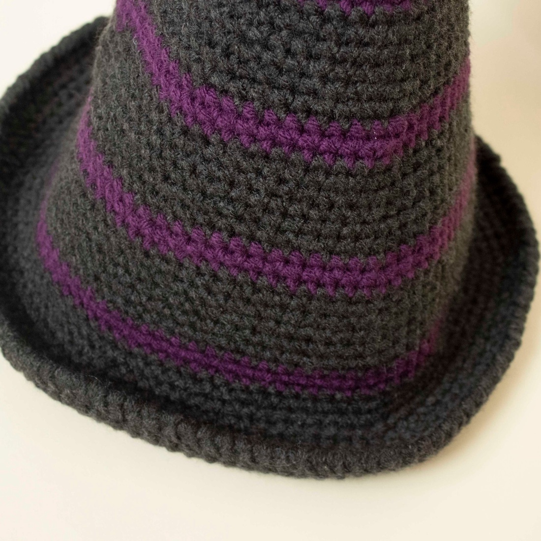 Palarie de vrajitoare crosetata din fir acrilic - îmbrăcăminte și modă - eșarfe, pălării, fularuri - pălărie - Artynos.ro