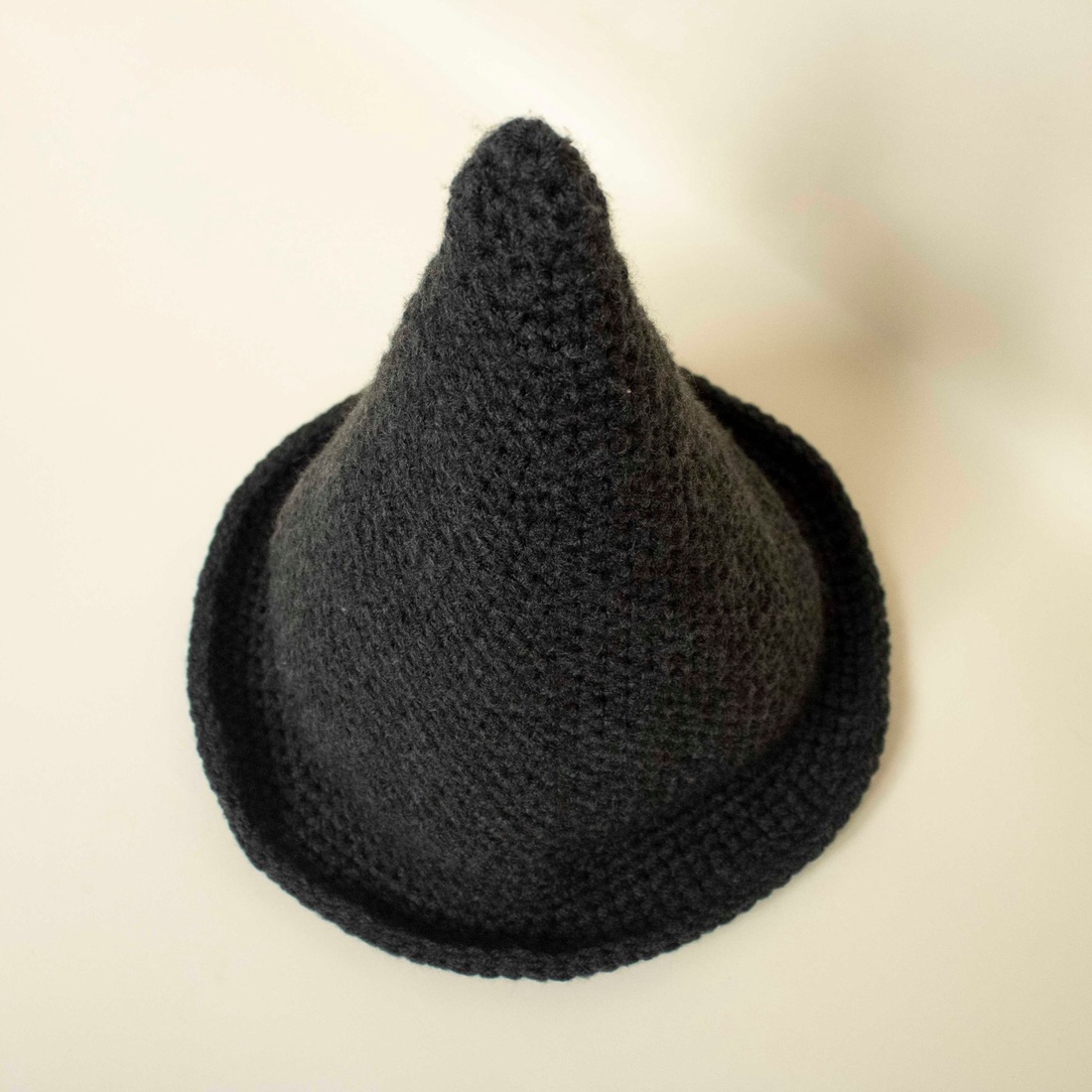 Palarie de vrajitoare crosetata din fir acrilic - îmbrăcăminte și modă - eșarfe, pălării, fularuri - pălărie - Artynos.ro Palarie de vrajitoare crosetata din fir acrilic - îmbrăcăminte și modă - eșarfe, pălării, fularuri - pălărie - Artynos.ro