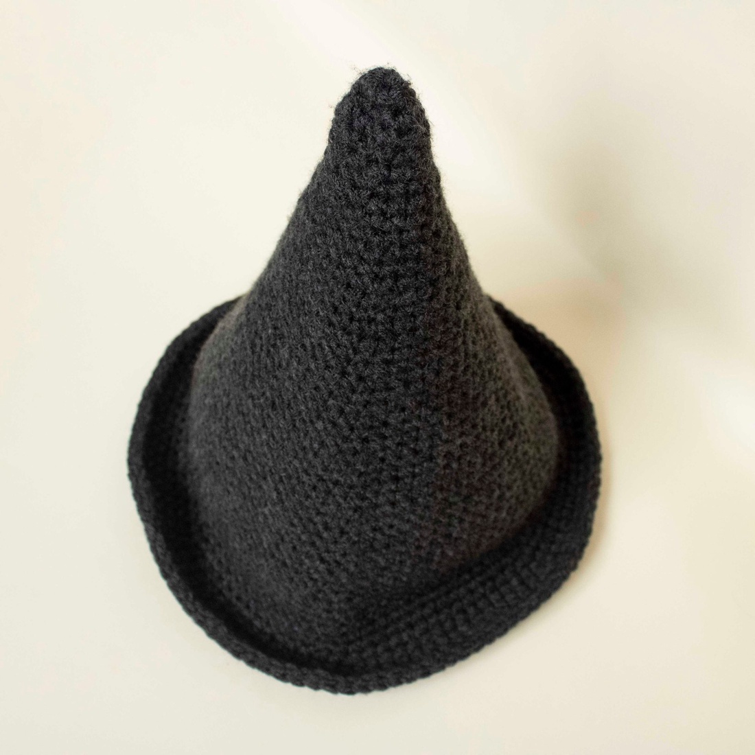 Palarie de vrajitoare crosetata din fir acrilic - îmbrăcăminte și modă - eșarfe, pălării, fularuri - pălărie - Artynos.ro Palarie de vrajitoare crosetata din fir acrilic - îmbrăcăminte și modă - eșarfe, pălării, fularuri - pălărie - Artynos.ro