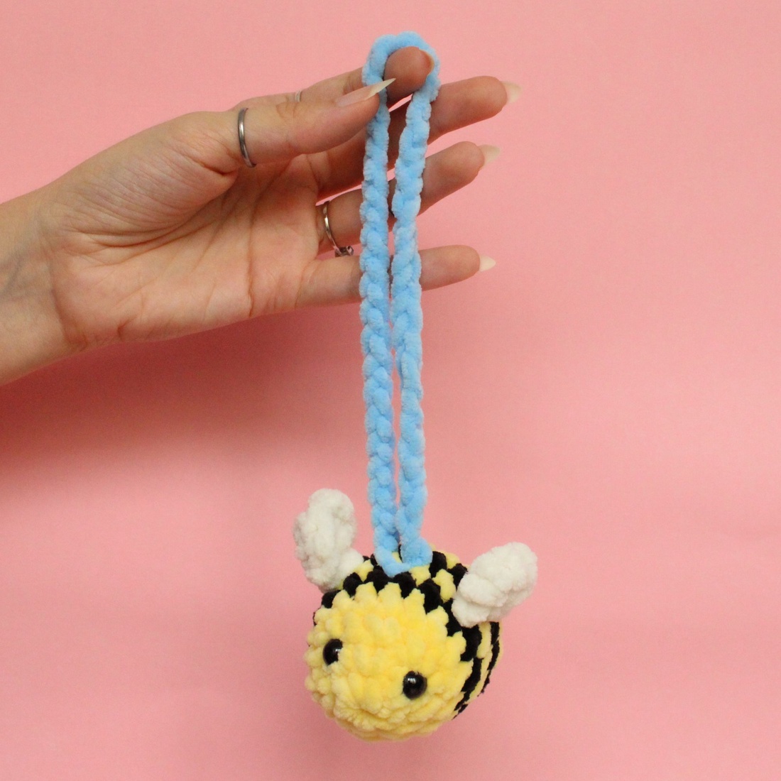 Decoratiune masina din fir plusat - Albina in leagan - jucării și echipamente pentru copii - plușuri - figurine de pluș - Artynos.ro