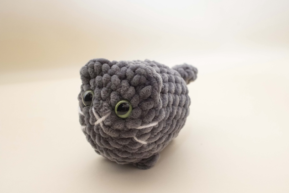 Jucarie din fir plusat - Pisica mica crosetata  - jucării și echipamente pentru copii - plușuri - figurine de pluș - Artynos.ro