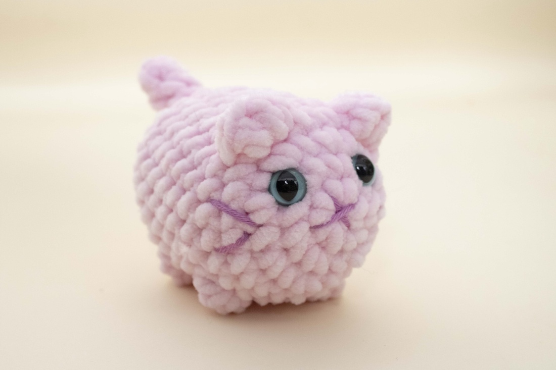 Jucarie din fir plusat - Pisica mica crosetata  - jucării și echipamente pentru copii - plușuri - figurine de pluș - Artynos.ro