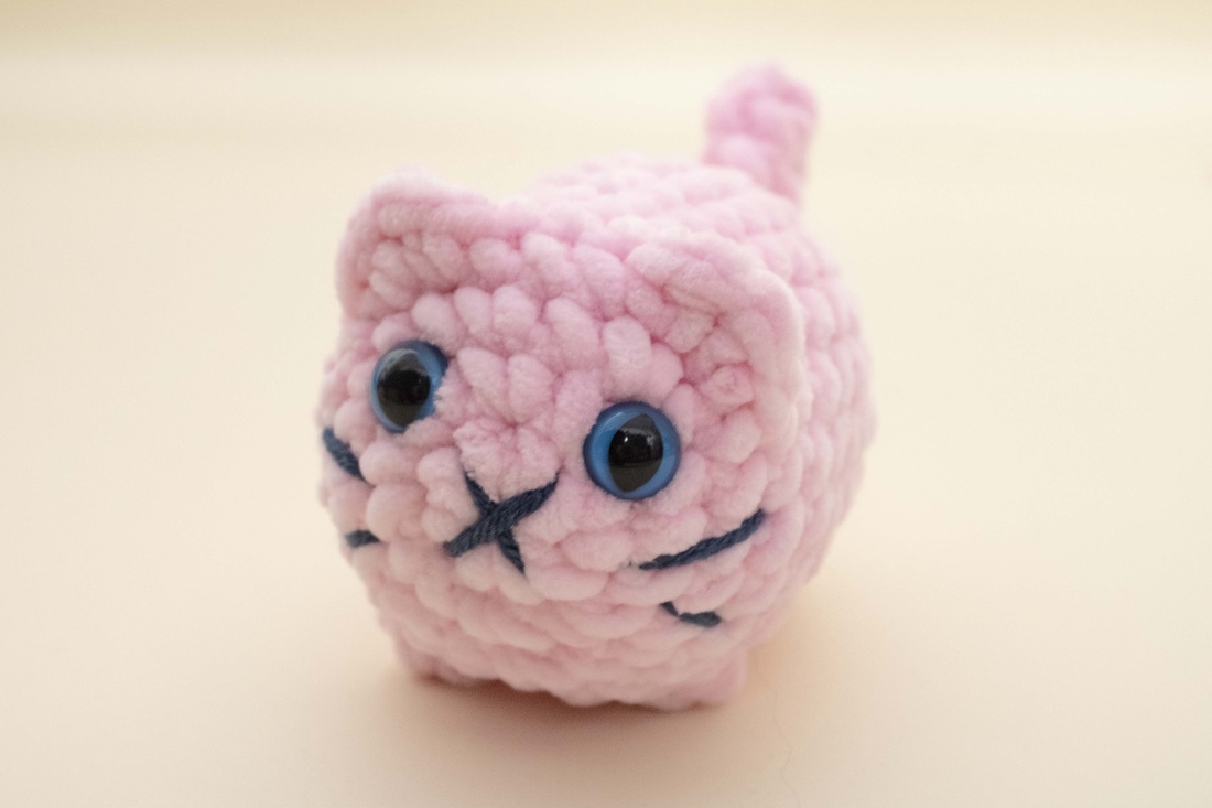 Jucarie din fir plusat - Pisica mica crosetata  - jucării și echipamente pentru copii - plușuri - figurine de pluș - Artynos.ro