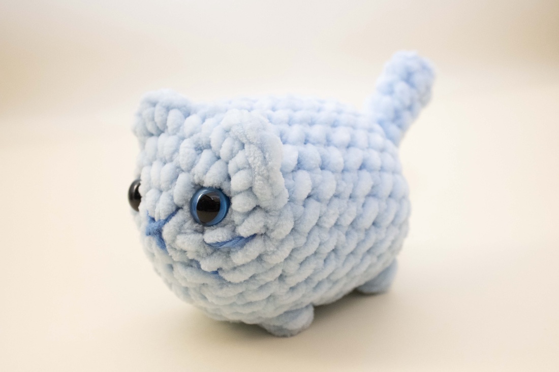 Jucarie din fir plusat - Pisica mica crosetata  - jucării și echipamente pentru copii - plușuri - figurine de pluș - Artynos.ro