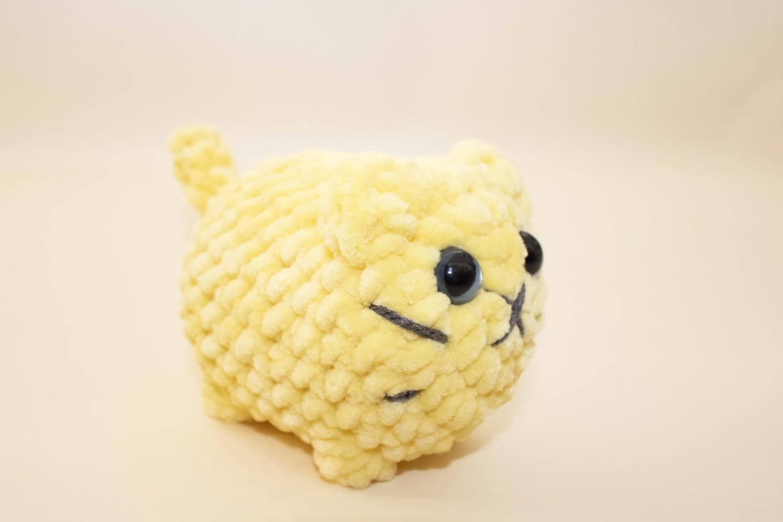 Jucarie din fir plusat - Pisica mica crosetata  - jucării și echipamente pentru copii - plușuri - figurine de pluș - Artynos.ro