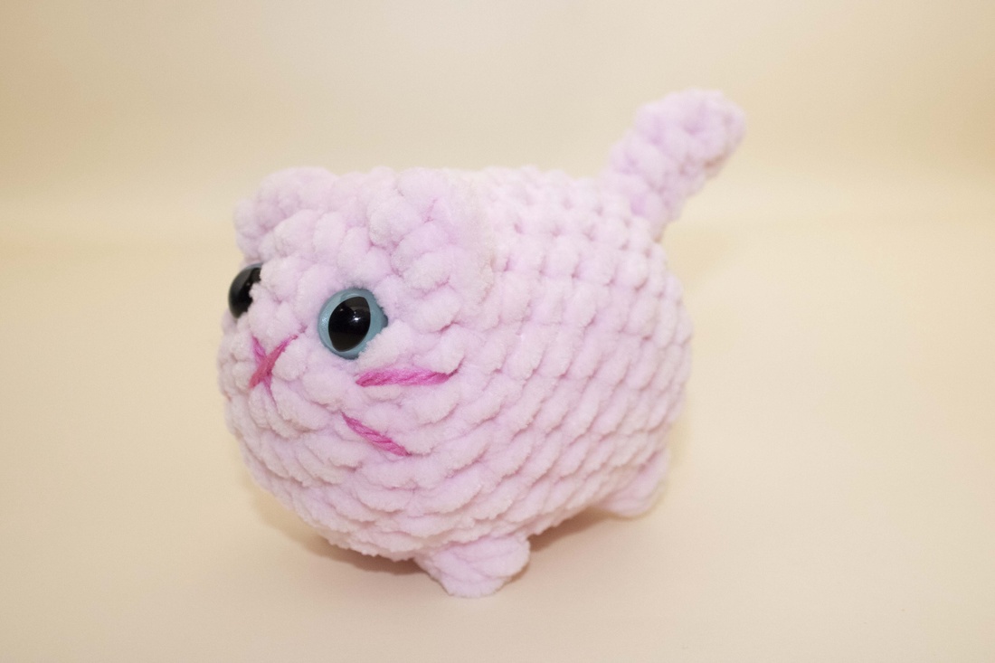 Jucarie din fir plusat - Pisica mica crosetata  - jucării și echipamente pentru copii - plușuri - figurine de pluș - Artynos.ro