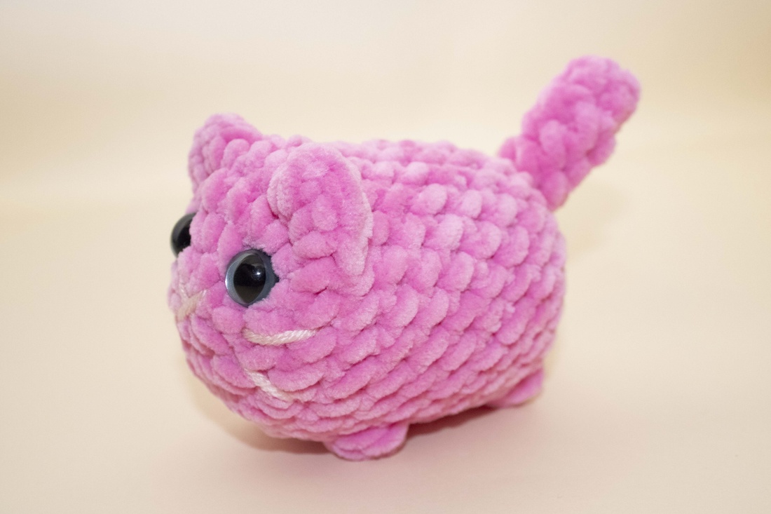 Jucarie din fir plusat - Pisica mica crosetata  - jucării și echipamente pentru copii - plușuri - figurine de pluș - Artynos.ro