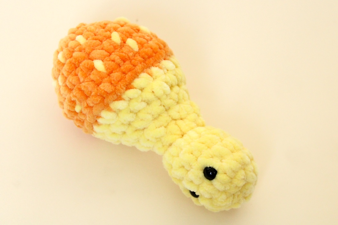 Jucarie din fir plusat - Ciuperca crosetata fidget toy - jucării și echipamente pentru copii - plușuri - legume, fructe de pluș - Artynos.ro