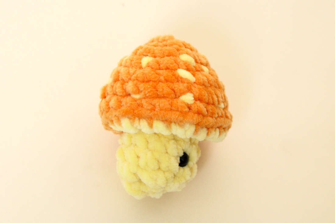 Jucarie din fir plusat - Ciuperca crosetata fidget toy - jucării și echipamente pentru copii - plușuri - legume, fructe de pluș - Artynos.ro