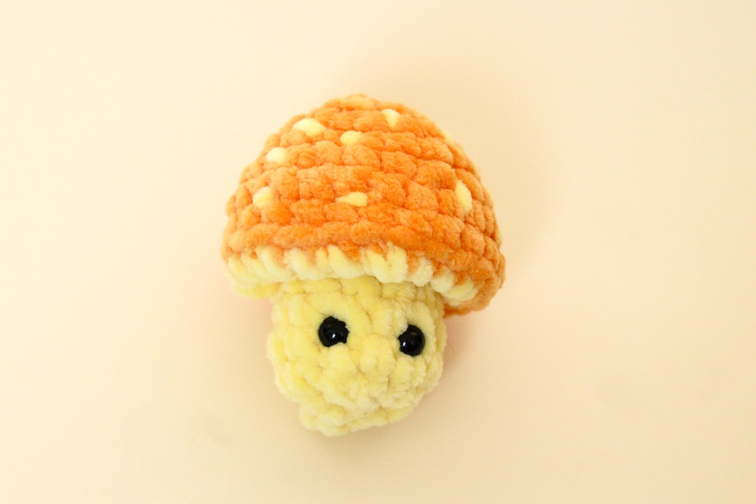 Jucarie din fir plusat - Ciuperca crosetata fidget toy - jucării și echipamente pentru copii - plușuri - legume, fructe de pluș - Artynos.ro