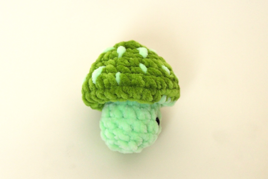 Jucarie din fir plusat - Ciuperca crosetata fidget toy - jucării și echipamente pentru copii - plușuri - figurine de pluș - Artynos.ro