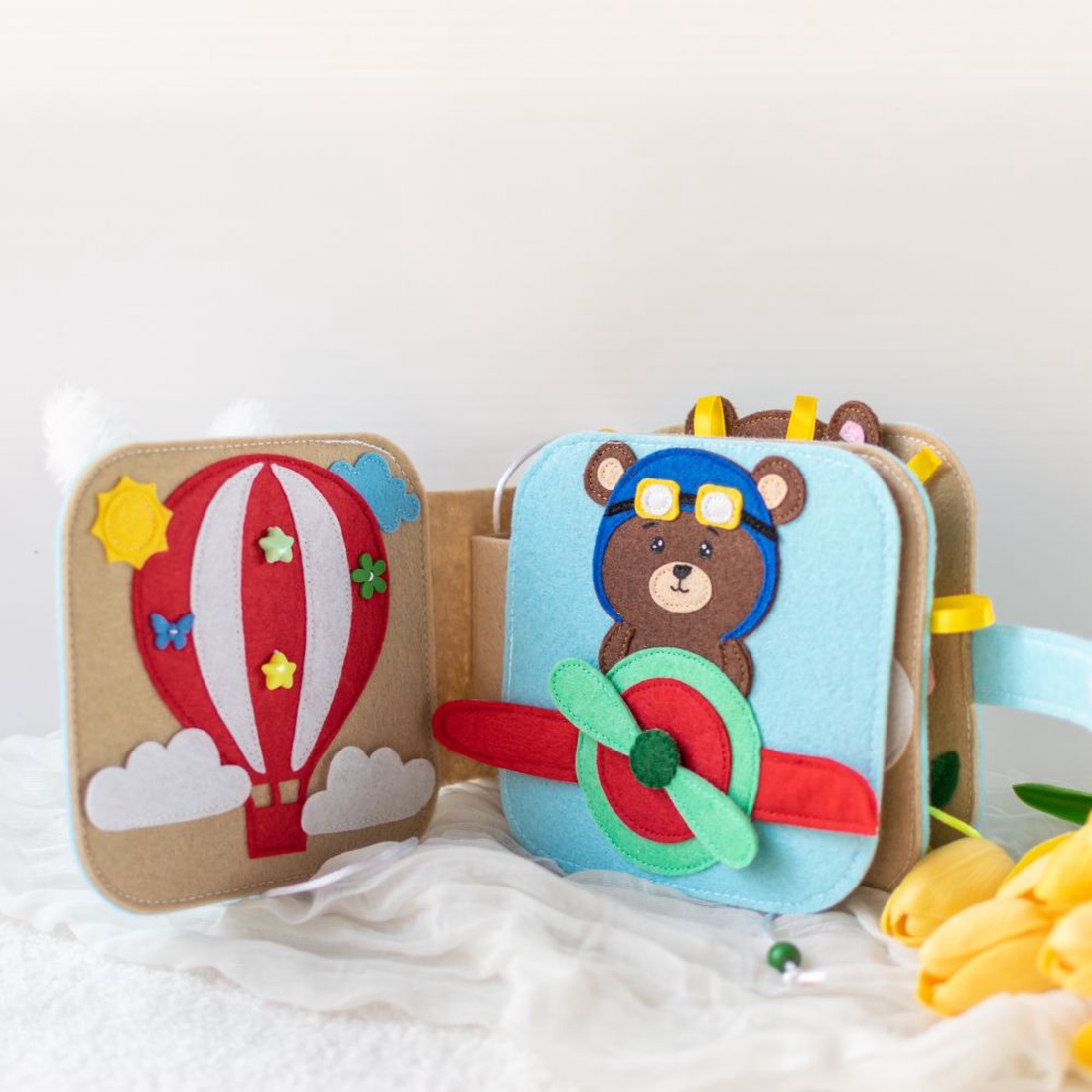 Carte Senzorială Bebe Prietenul Iepuraș � 8 Pagini (15�15 cm) cu Sistem Prindere, Jucărie Montessori pentru Bebeluși 0 - jucării și echipamente pentru copii - cărți pentru copii, cărți textile - Artynos.ro