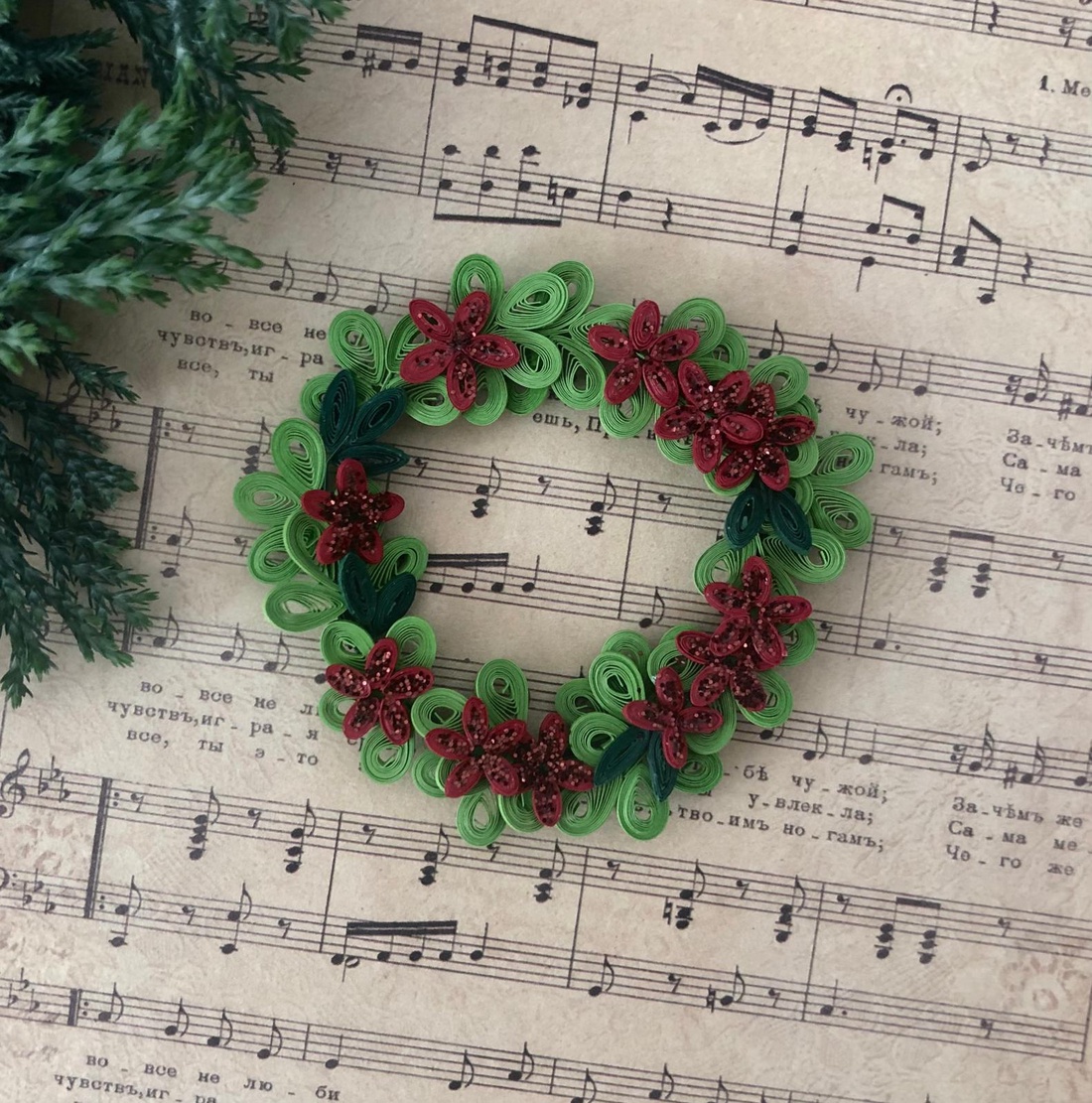 Coroniță Quilling de Crăciun  - accesorii de crăciun - cadou tematic de moș crăciun, decorațiuni - decor de interior moș crăciun - Artynos.ro
