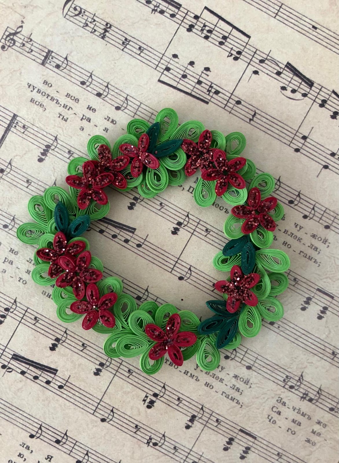 Coroniță Quilling de Crăciun  - accesorii de crăciun - cadou tematic de moș crăciun, decorațiuni - decor de interior moș crăciun - Artynos.ro