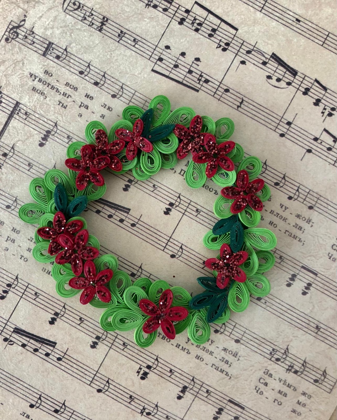 Coroniță Quilling de Crăciun  - accesorii de crăciun - cadou tematic de moș crăciun, decorațiuni - decor de interior moș crăciun - Artynos.ro