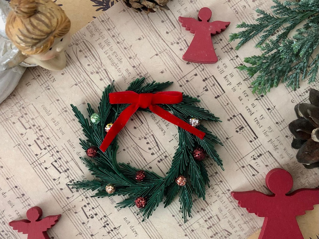 Coroniță Quilling de Crăciun - accesorii de crăciun - cadou tematic de moș crăciun, decorațiuni - decor de interior moș crăciun - Artynos.ro