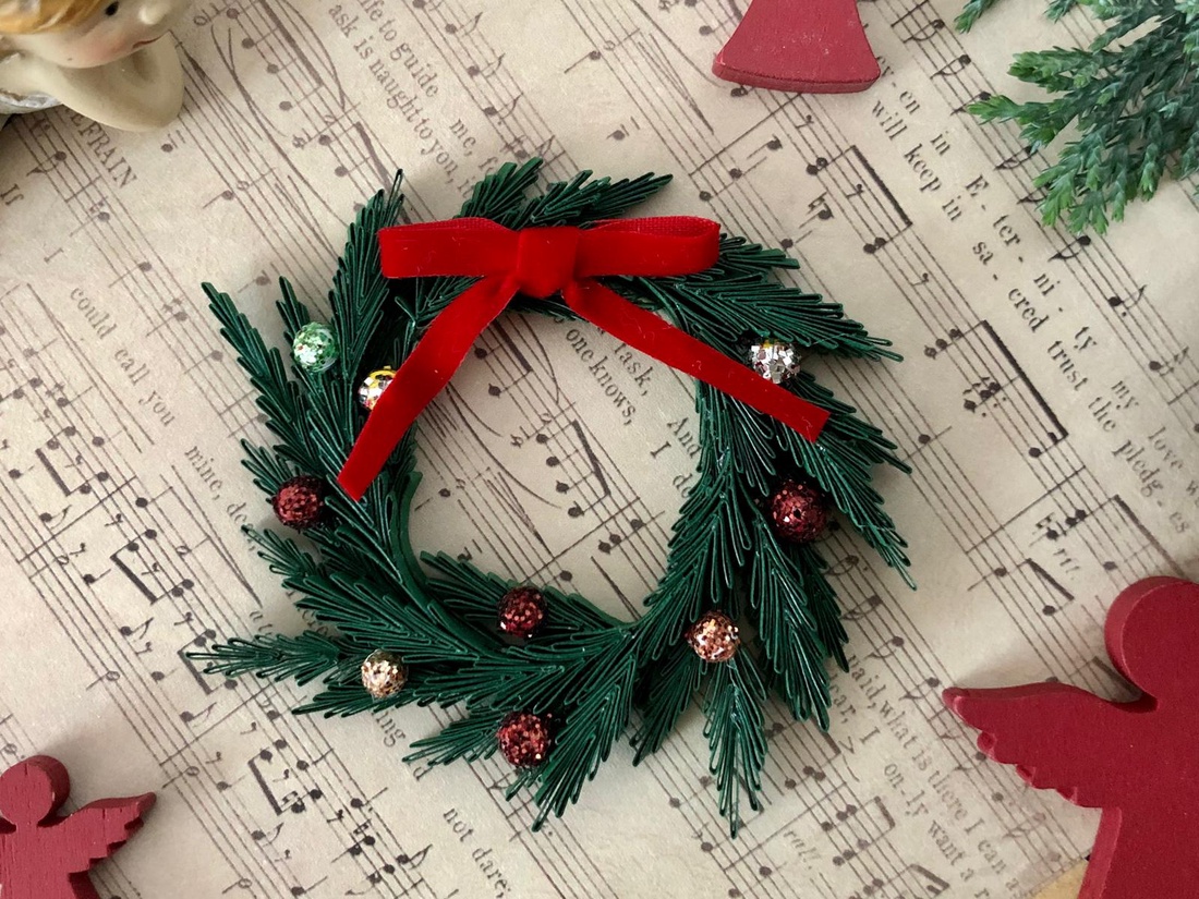 Coroniță Quilling de Crăciun - accesorii de crăciun - cadou tematic de moș crăciun, decorațiuni - decor de interior moș crăciun - Artynos.ro