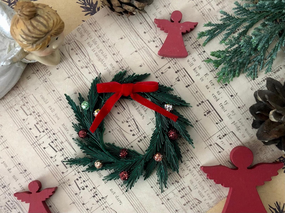 Coroniță Quilling de Crăciun - accesorii de crăciun - cadou tematic de moș crăciun, decorațiuni - decor de interior moș crăciun - Artynos.ro