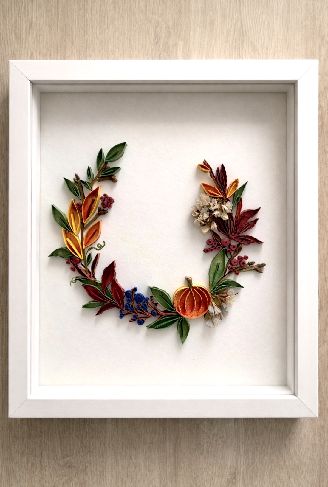 Tablou quilling handmade � Coroniță decorativă - arte vizuale și accesorii  - imagini cu broderii - alte tablouri textil - Artynos.ro