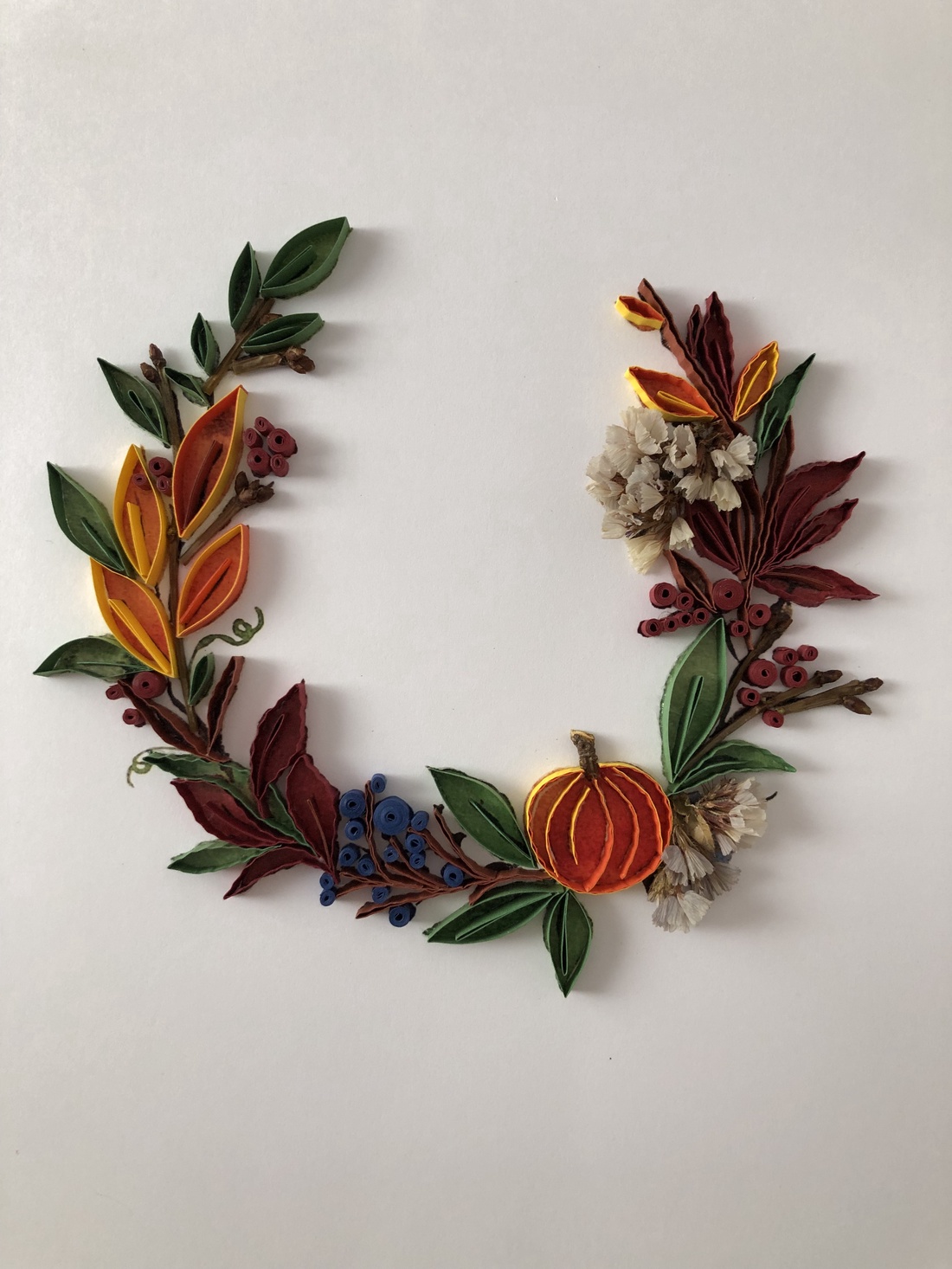 Tablou quilling handmade � Coroniță decorativă - arte vizuale și accesorii  - imagini cu broderii - alte tablouri textil - Artynos.ro