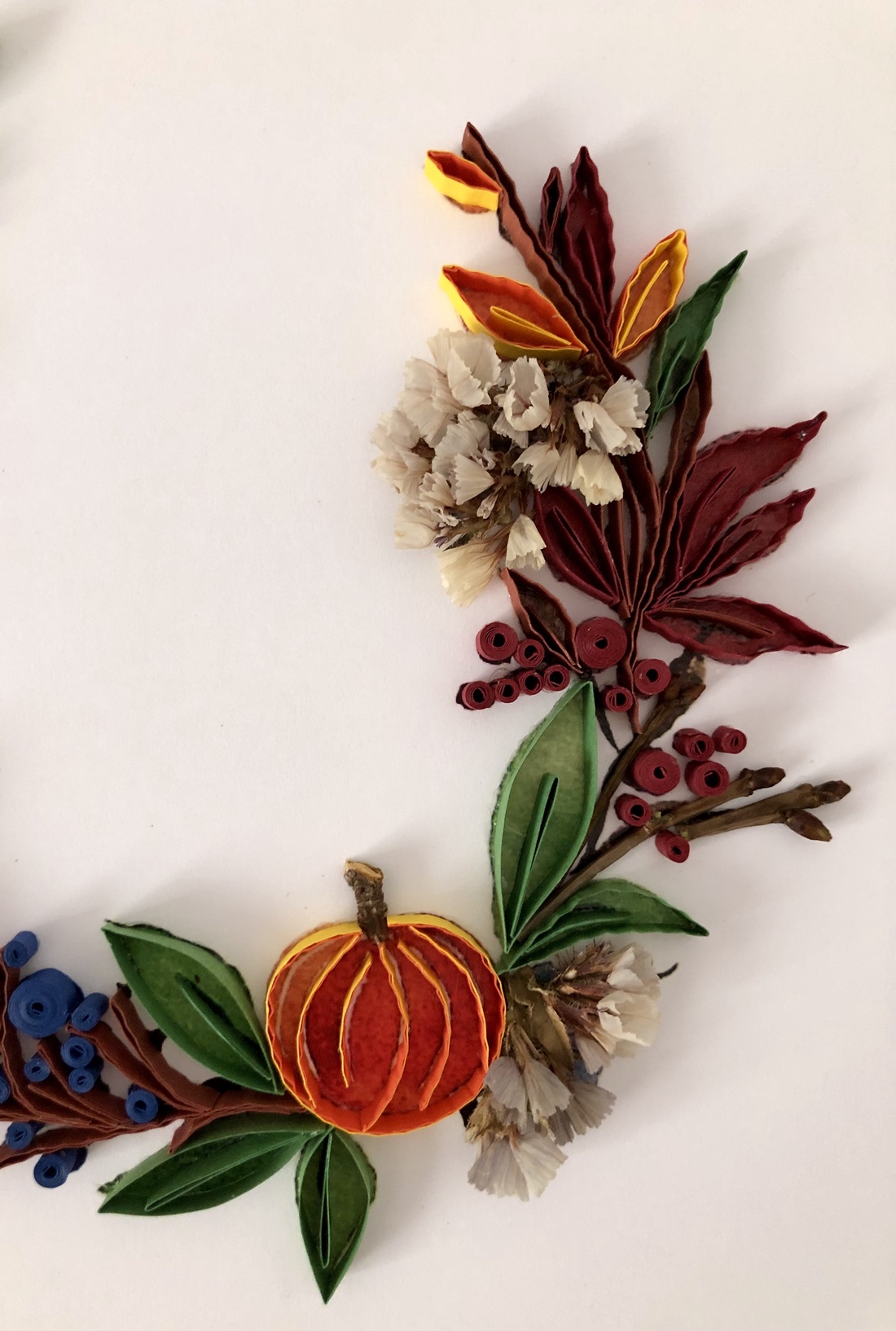 Tablou quilling handmade � Coroniță decorativă - arte vizuale și accesorii  - imagini cu broderii - alte tablouri textil - Artynos.ro