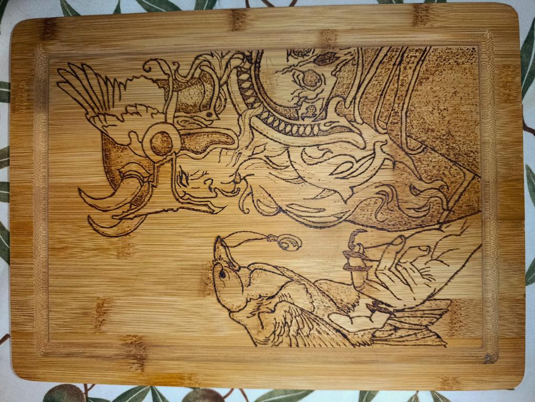 Fund de lemn din bambus cu pirografie  Odin și corbul său Huginn / decor mitologic handmade - casă & stil de viață - accesorii pentru echipamente de bucătărie - accesorii de servire - tăvi, tăvi de servire - Artynos.ro