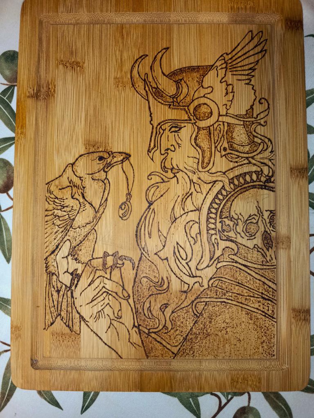 Fund de lemn din bambus cu pirografie  Odin și corbul său Huginn / decor mitologic handmade - casă & stil de viață - accesorii pentru echipamente de bucătărie - accesorii de servire - tăvi, tăvi de servire - Artynos.ro