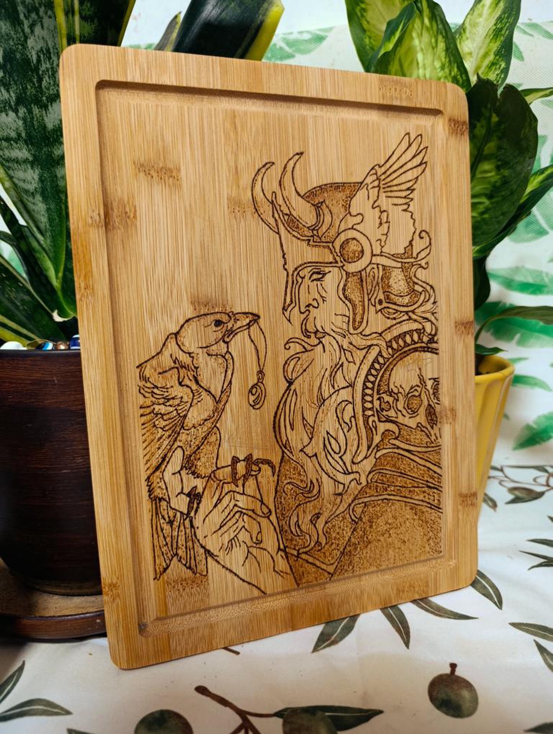 Fund de lemn din bambus cu pirografie  Odin și corbul său Huginn / decor mitologic handmade - casă & stil de viață - accesorii pentru echipamente de bucătărie - accesorii de servire - tăvi, tăvi de servire - Artynos.ro