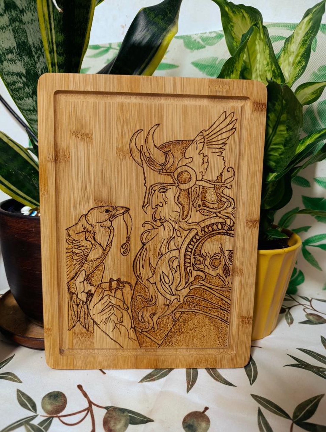 Fund de lemn din bambus cu pirografie  Odin și corbul său Huginn / decor mitologic handmade - casă & stil de viață - accesorii pentru echipamente de bucătărie - accesorii de servire - tăvi, tăvi de servire - Artynos.ro