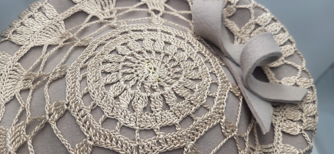 Pălărie elegantă pentru mireasă din dantelă croșetată bej - accesorii nuntă - accesorii de nuntă - voal mirese - Artynos.ro