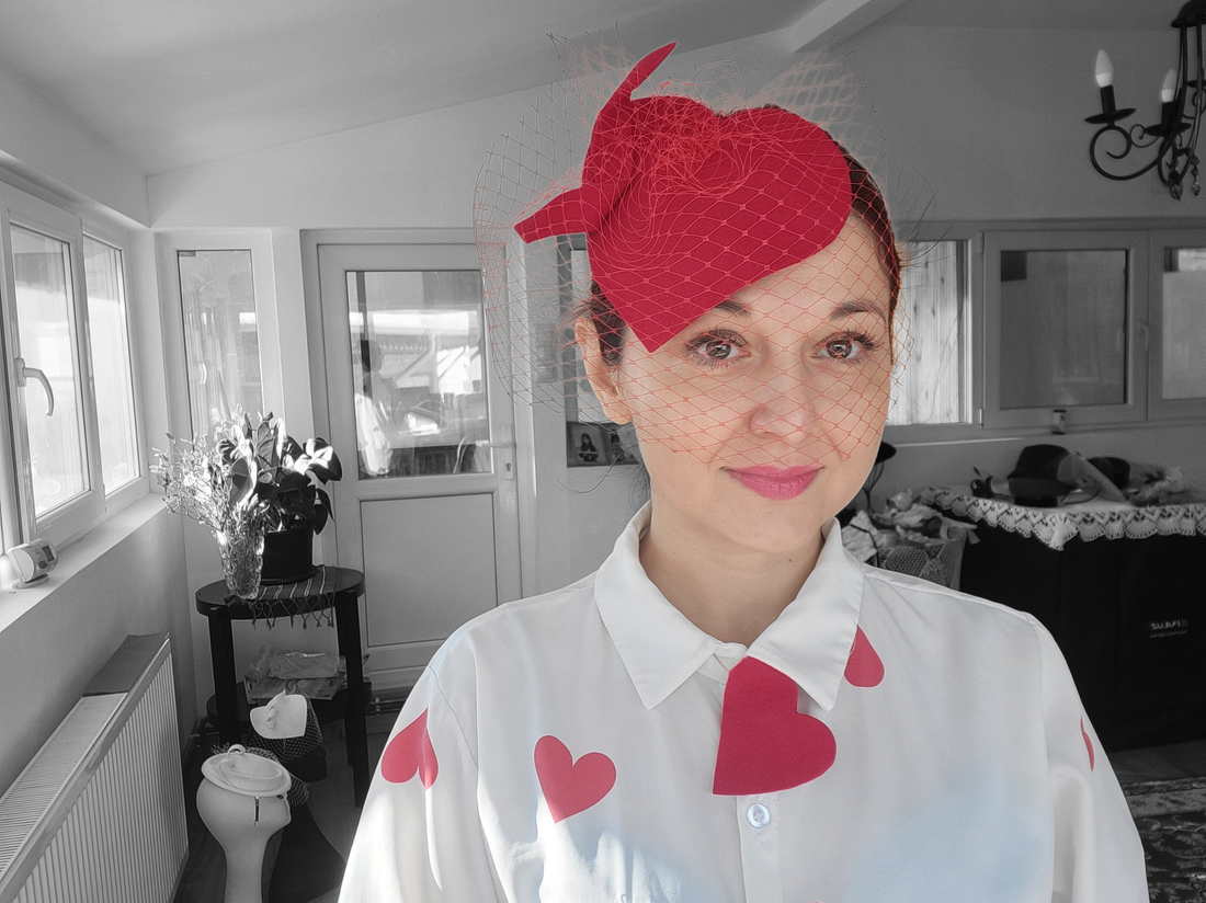 Pălărie Red Heart Fascinator din fetru din lână, cu voaletă roșie - îmbrăcăminte și modă - eșarfe, pălării, fularuri - pălărie - Artynos.ro