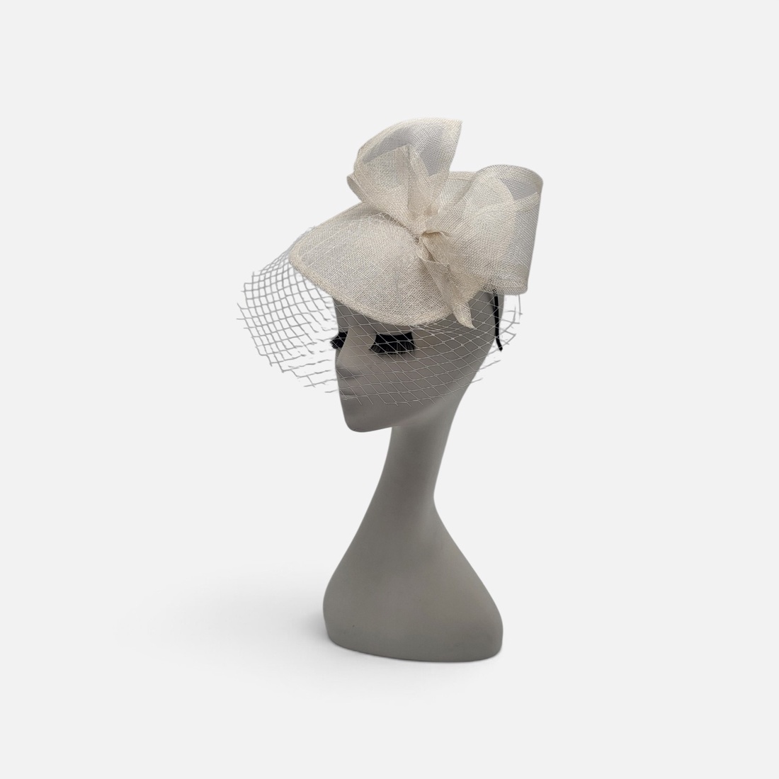 Pălărie Mireasă Albă din Sinamay cu Fundă și Voaletă - accesorii nuntă - ornamente de păr de nuntă - accesorii păr nuntă - Artynos.ro