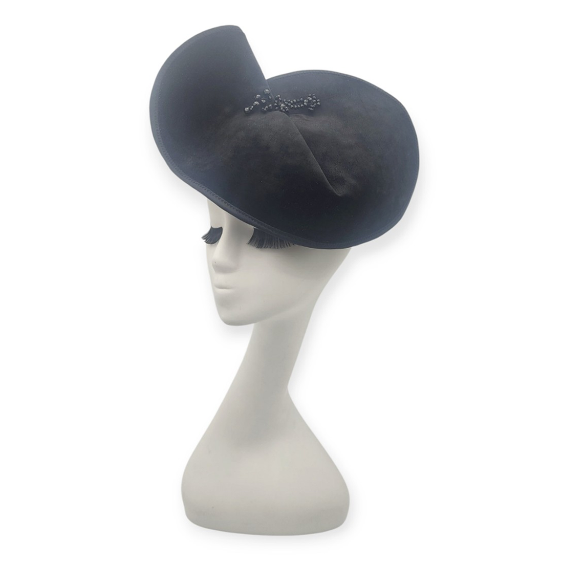 Pălărie Elegantă din Catifea Neagră cu Ramură Decorativă și Mărgele din Sticlă - accesorii nuntă - ornamente de păr de nuntă - accesorii păr nuntă - Artynos.ro