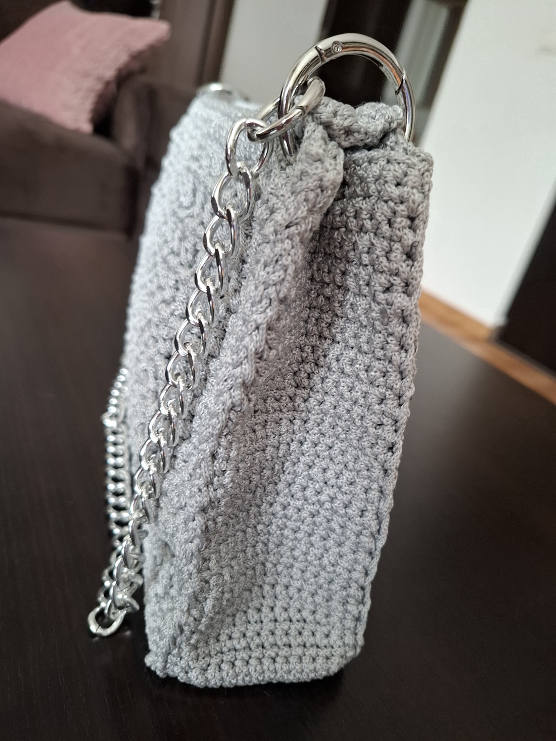 Geanta gri, crosetata, lucrata integral manual - geantă și husă - genți de umăr și genți de mână - geantă casual - Artynos.ro Geanta gri, crosetata, lucrata integral manual - geantă și husă - genți de umăr și genți de mână - geantă casual - Artynos.ro