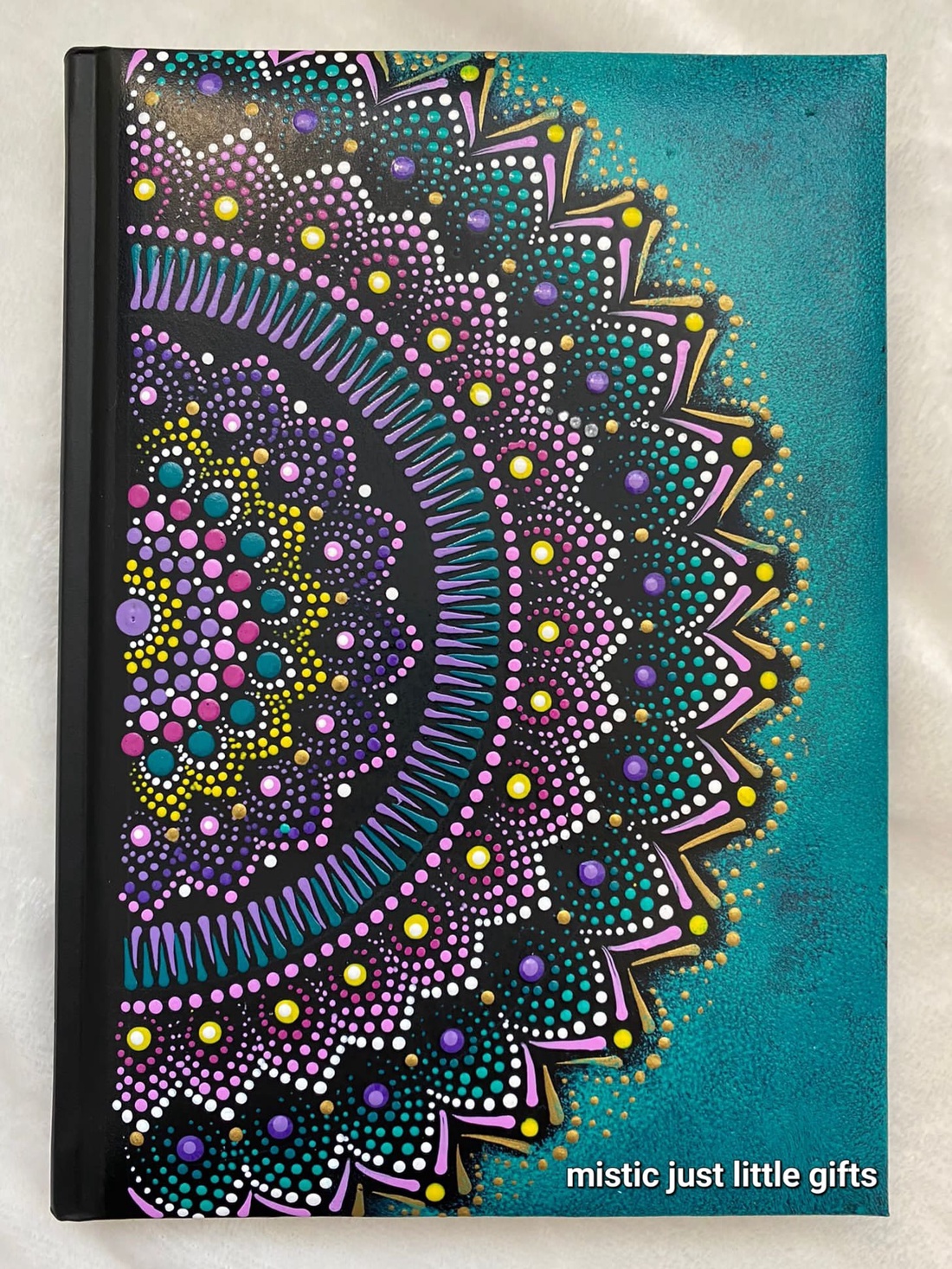 Agenda pictata manual in tehnica mandala dots - casă & stil de viață - produse de papetărie - caiete și jurnale - Artynos.ro