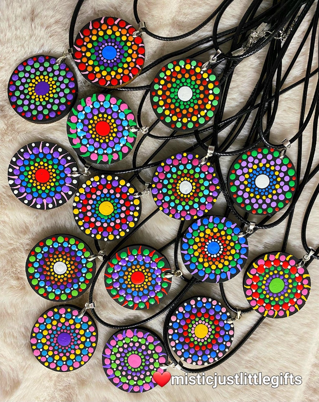 Pandantiv marțișor nasture multicolor - bijuterii - mărțișor - Artynos.ro