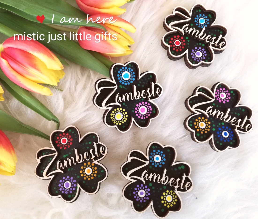 Brosa marțișor floare multicolora Zambeste - bijuterii - mărțișor - Artynos.ro